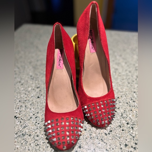 Betsy Johnson Red Suede Studded Pointed Toe Heels Leopard Sole Size 8 - Picture 1 of 8